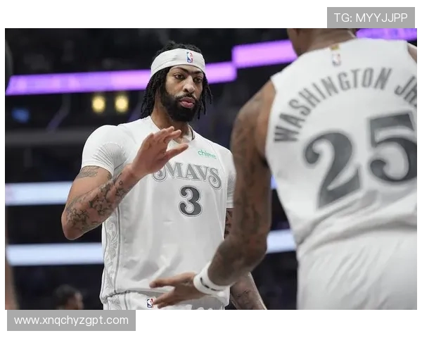 独行侠训练照曝光弗拉格与安东尼戴维斯展开激烈对抗