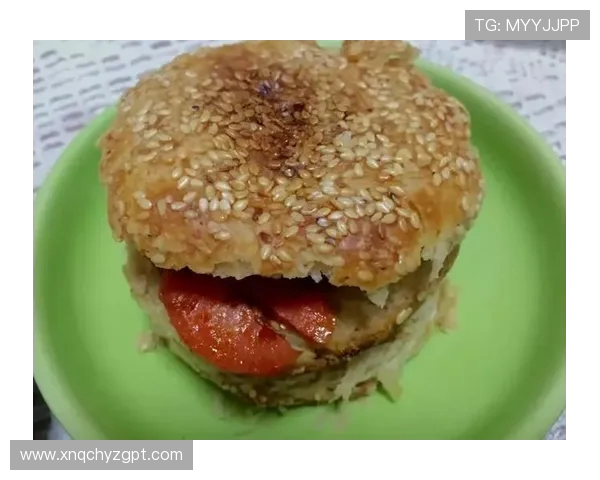 萨卡分享家庭早餐回忆十字面包夹香肠的温暖滋味